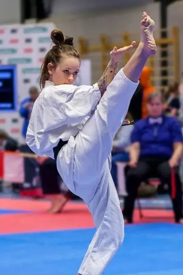 Atleta de karaté a executar um pontapé