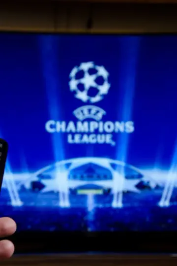 Liga dos Campeões numa televisão com comando